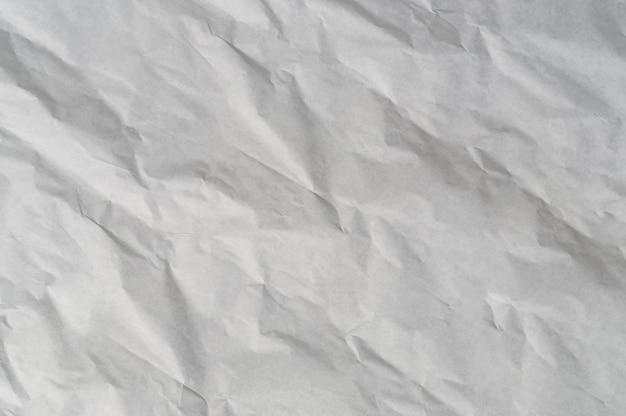 Papel o tejido de plantilla blanco arrugado o arrugado después de su uso en el inodoro o en el baño con un gran espacio de copia utilizado para la textura de fondo en obras de arte
