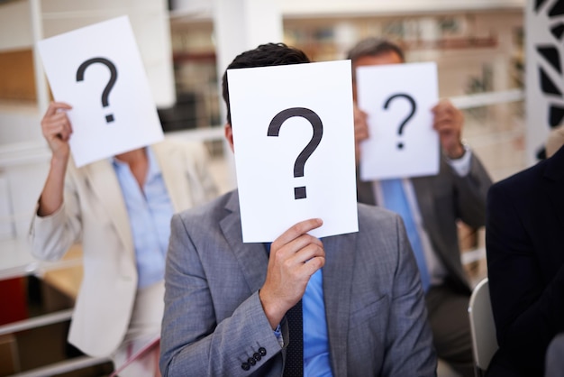 Papel de oficina y personas de negocios con signos de interrogación en la cara para seminario corporativo y solución Empleados audiencia y firma con emoji en la presentación para conferencia de consultas y resolución de problemas