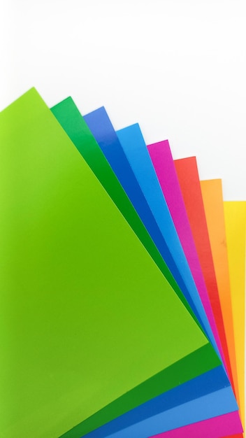 Papel origami colorido isolado em fundo branco