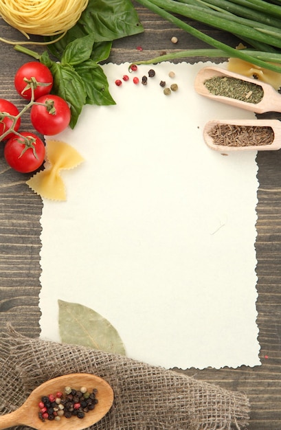 Foto papel para receitas vegetais e especiarias em mesa de madeira