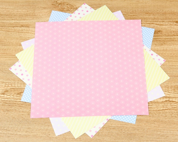 Papel para scrapbooking na mesa de madeira