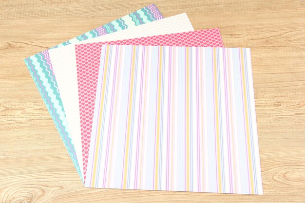 Papel para scrapbooks em mesa de madeira