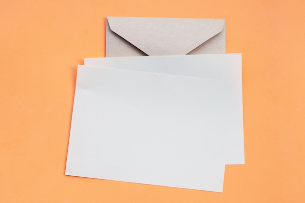 Papel pardo e envelopes em fundo branco