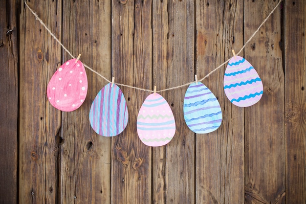 Papel Pascua pintado huevos pintados colgar en pinzas para la ropa en el fondo