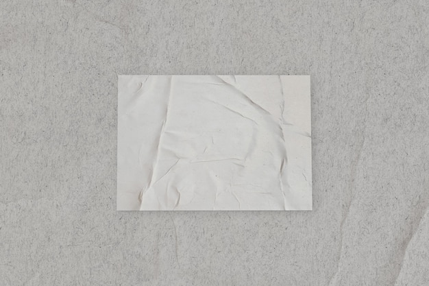 Papel pegado en blanco en la pared.Mock de plantilla para agregar su diseño.