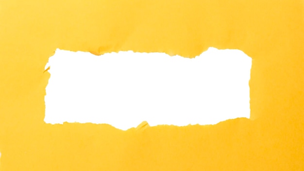 Papel pelado papel rasgado con espacio un fondo blanco para el texto que muestra espacio vacío para su mensaje espacio para copia publicitaria