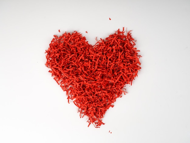 Papel picado vermelho em forma de coração