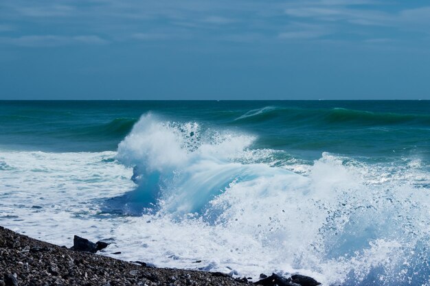 Papel pintado de fuertes olas del mar rompiendo en la orilla