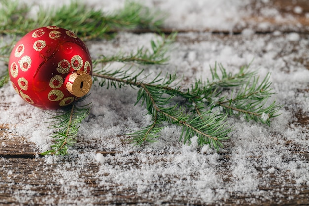 Papel pintado navideño con ramas de abeto y nieve