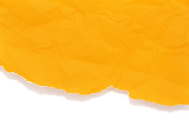 Papel rasgado aislado sobre un fondo blanco