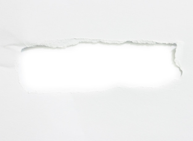 Foto papel rasgado aislado sobre fondo blanco