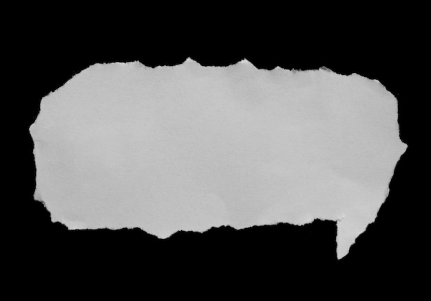 Papel rasgado aislado sobre fondo negro espacio vacío para texto