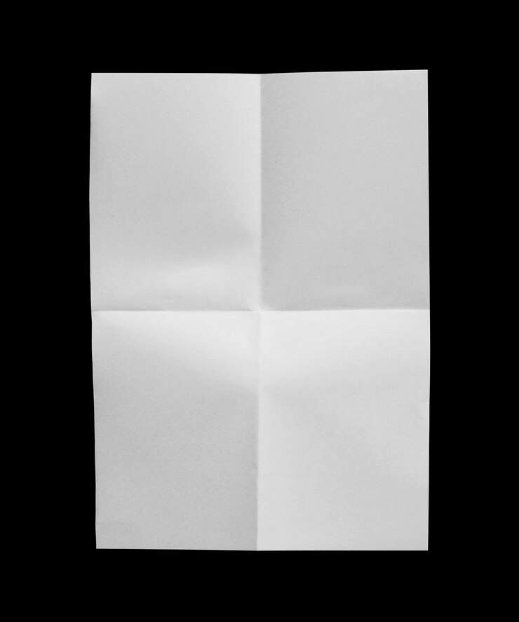 Foto papel rasgado aislado sobre fondo negro espacio vacío para texto