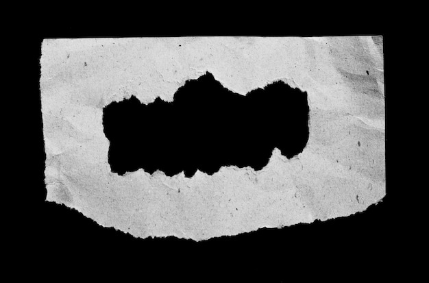 Papel rasgado aislado sobre fondo negro