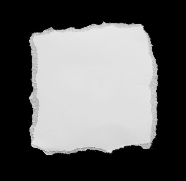 Papel rasgado aislado sobre un fondo negro