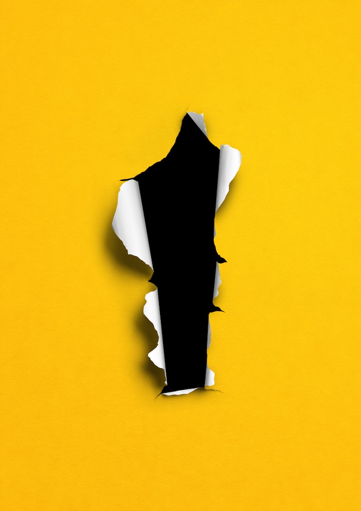 Foto papel rasgado amarillo con agujero negro