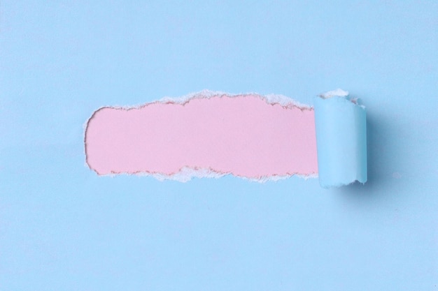 Papel rasgado de color pastel con espacio para texto. Color azul y rosa.
