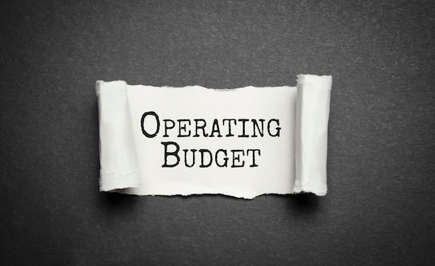 Papel rasgado com conceito de negócio de sinal de orçamento operacional