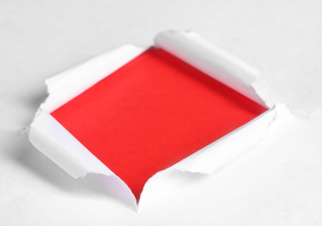 Papel rasgado com fundo vermelho