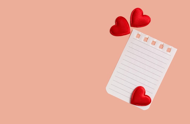 Papel rasgado de um caderno com corações vermelhos em um fundo claro Valentine conceito cartão de saudação