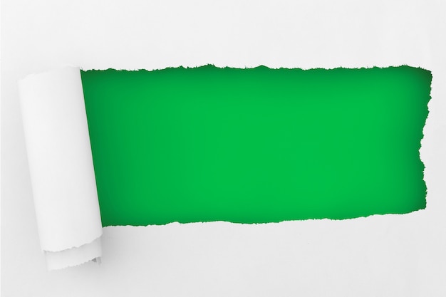Papel rasgado con espacio para su mensaje sobre un fondo verde