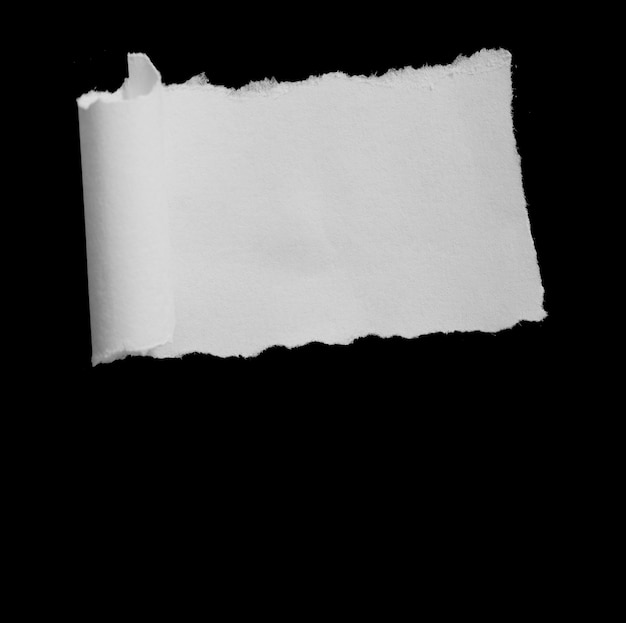 Papel rasgado isolado em um fundo preto com espaço vazio para texto
