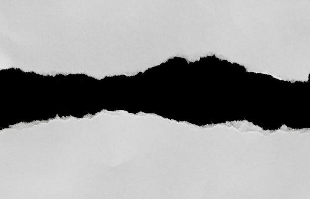 Foto papel rasgado isolado em um fundo preto com espaço vazio para texto