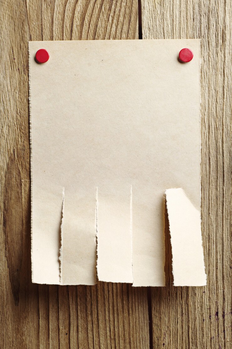 Papel rasgado para anúncios em um fundo de madeira