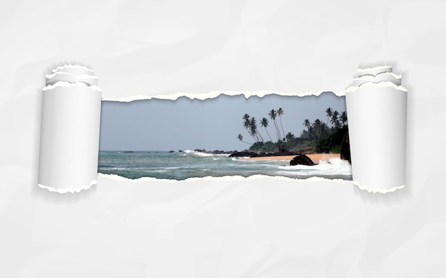 Papel rasgado con playa tropical en el fondo de apertura