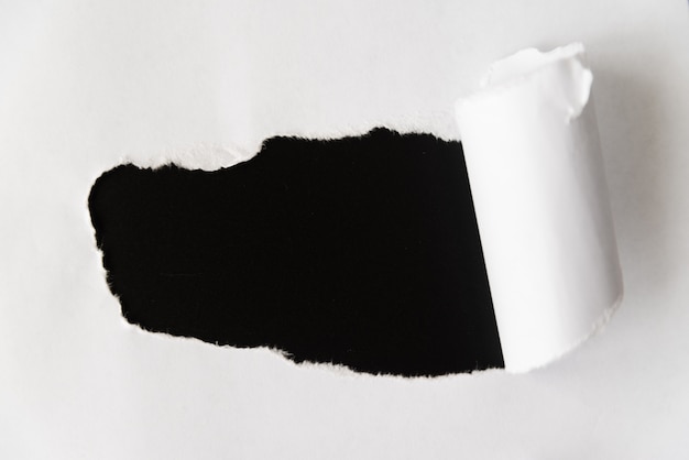 Papel rasgado revelando o preto