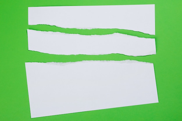 Papel rasgado sobre fondo verde