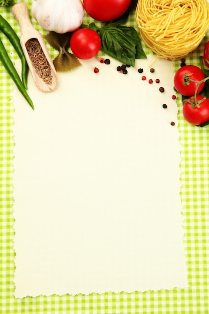 Foto papel para recetas de verduras y especias sobre fondo verde.