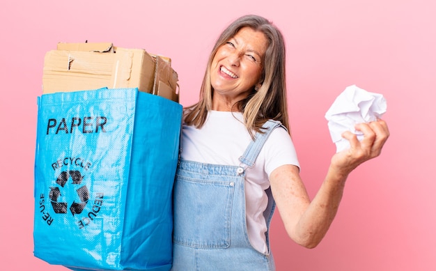 Papel de reciclaje de mujer bonita de mediana edad