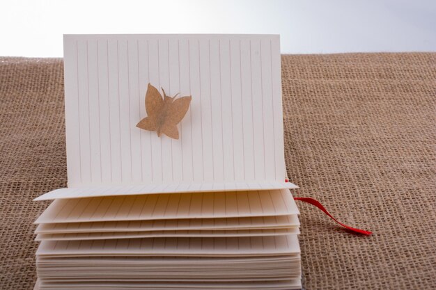 Papel recortado en forma de mariposa.