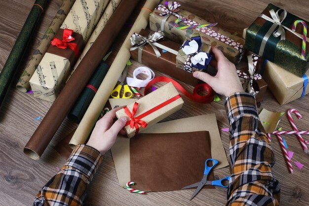 Papel de regalo de mano para la cinta y lazos navideños