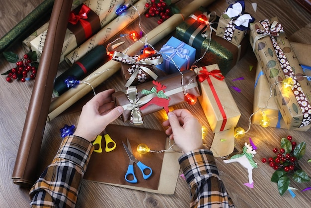 Foto papel de regalo de mano para la cinta y lazos navideños