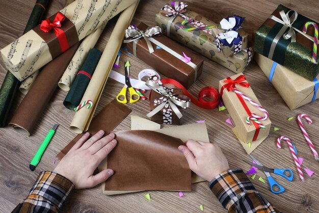 Papel de regalo de mano para la cinta y lazos navideños