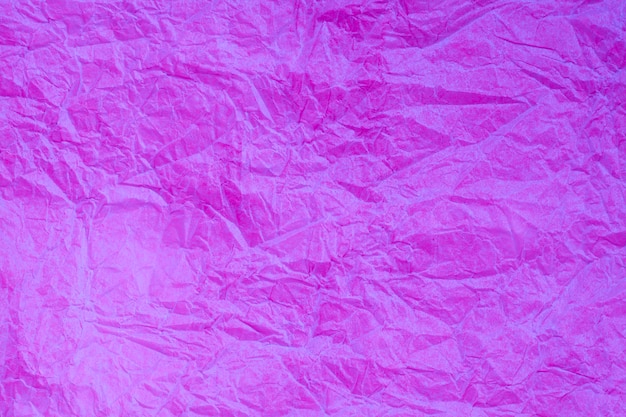 Papel roxo vintage amassado com textura de fundo obsoleto.