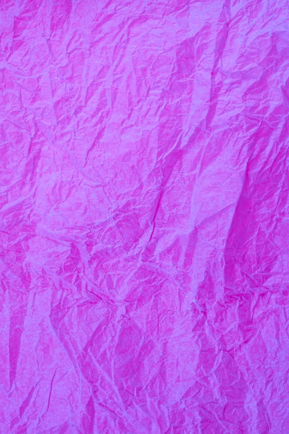 Papel roxo vintage amassado com textura de fundo obsoleto.