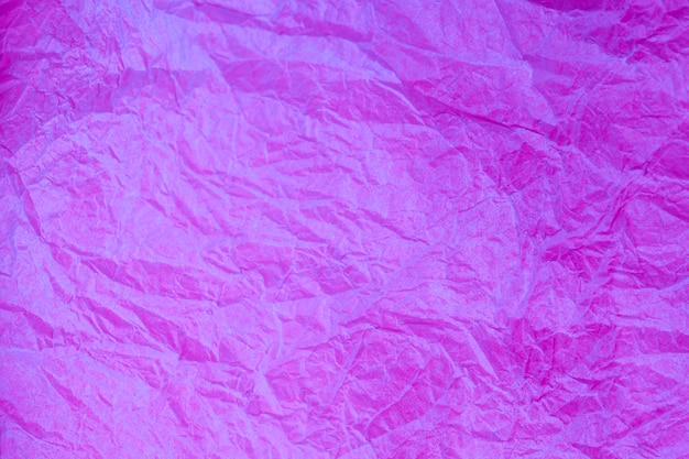 Papel roxo vintage amassado com textura de fundo obsoleto.