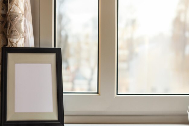 Foto papel sobre mesa de madera con sensación natural para maqueta