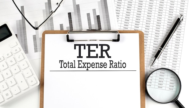 Papel con la tabla TER TOTAL EXPENSE RATIO en el concepto de negocio de gráficos