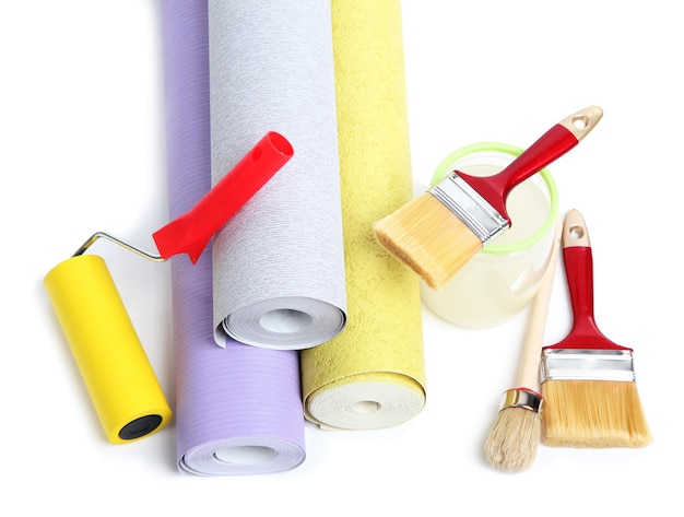 Papel tapiz y accesorios para papel tapiz de pegamento aislado en blanco