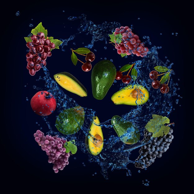 Papel tapiz panorámico con frutas en el agua uvas frescas aguacates granadas cerezas están llenas de vitaminas que constituyen la dieta y la salud humana