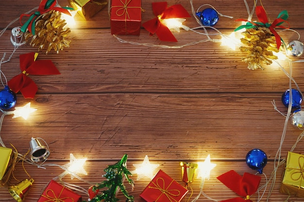 Papel tapiz de temática navideña con fondo de mesa de madera.