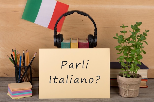 Papel con texto parli italiano bandera de italia libros auriculares lápices