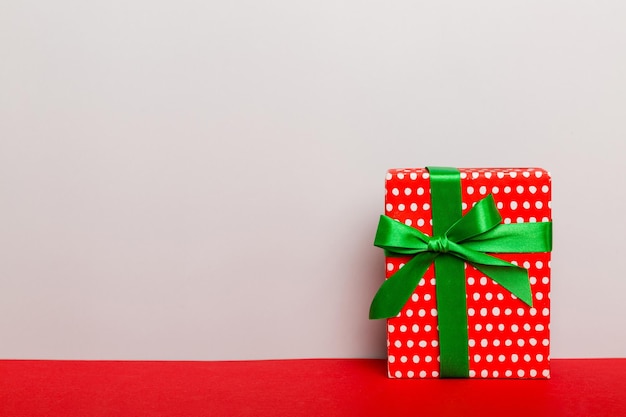 Papel de vacaciones presente atado cinta amarilla lazo vista superior con espacio de copia Fondo plano de vacaciones Cumpleaños o navidad regalo rojo Concepto de caja de regalo de Navidad con espacio de copia