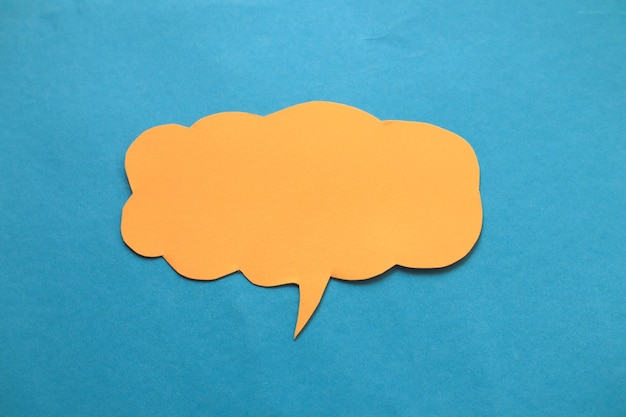 Foto papel vazio de cor discurso bolha balão de diálogo para o seu conceito de design plano lay top view