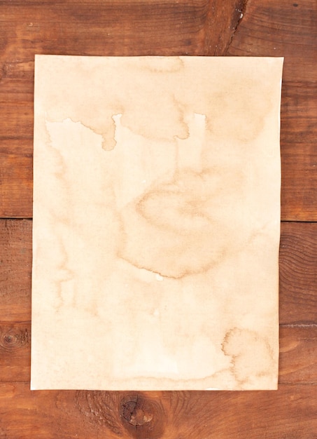 Papel velho na mesa de madeira