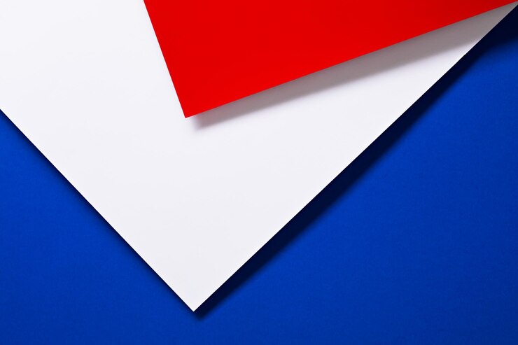 Foto papel vermelho branco e azul com seu fundo geométrico abstrato de textura